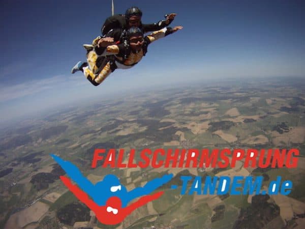 Tandemsprung Skydiving Freifallposition beim Fallschirmsprung