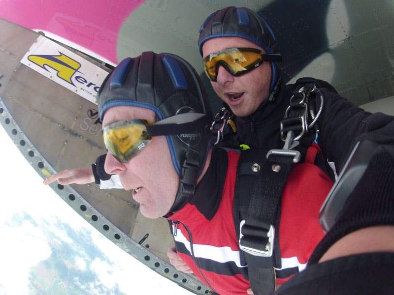 Absprung aus der Pink Skyvan zum Fallschirmspringen aus 4300 Meter
