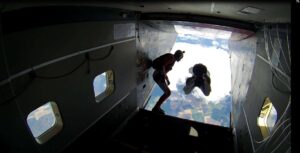 AFF Schüler springt aus Flugzeug